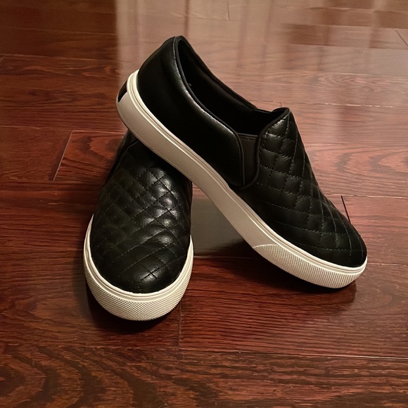 Black leather slip on 1 inch platform shoe from Aldo - Picture 1 of 4